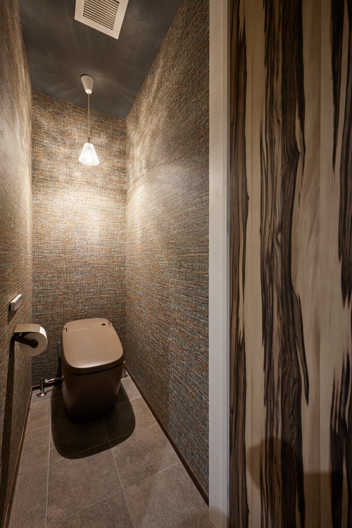 リノベーションモデルハウス＆ショールーム【ミックステラス】_グレーの便器を使ったトイレ