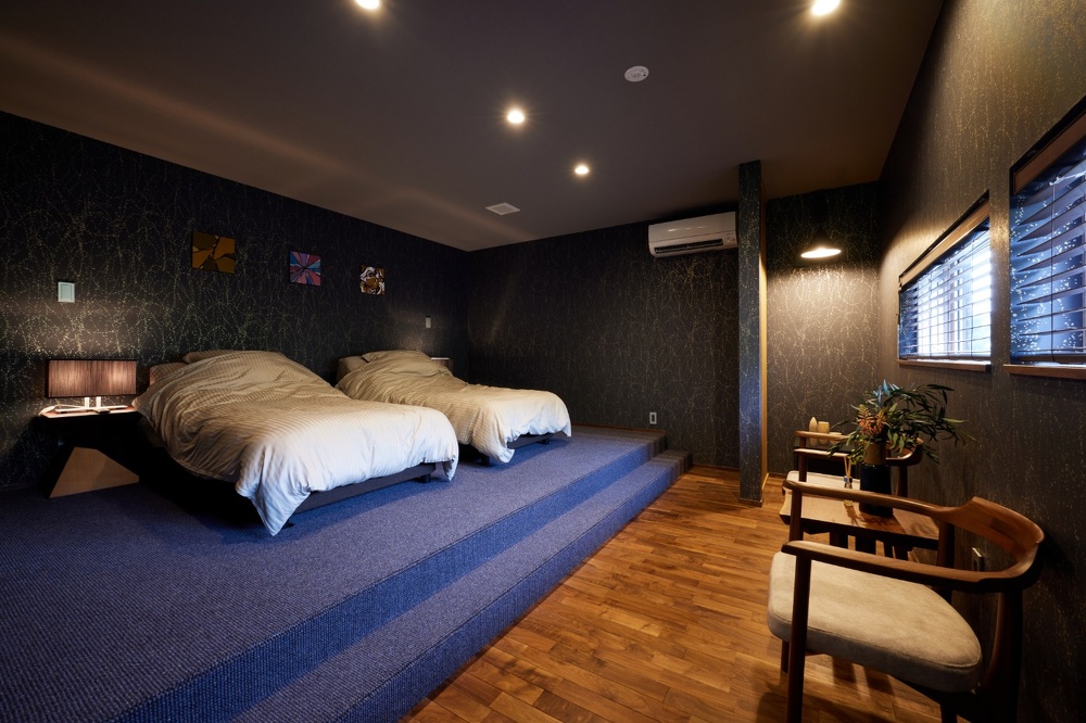 リノベーションモデルハウス＆ショールーム【ミックステラス】_山側の主寝室は、段差をつけループのカーペットを使うなどホテルのような雰囲気