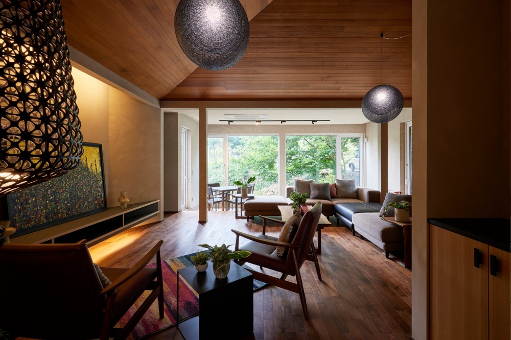 リノベーションモデルハウス＆ショールーム【ミックステラス】_micsオリジナルのソファやイスなどを配置されたリビング