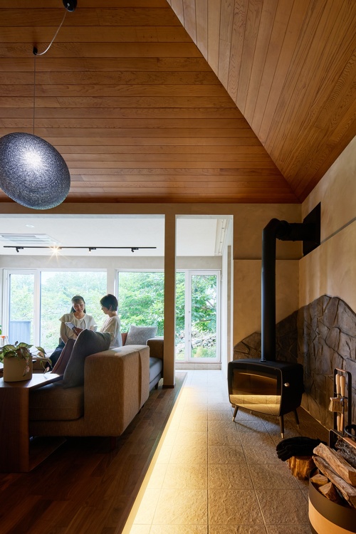 リノベーションモデルハウス＆ショールーム【ミックステラス】_ベルギー製の土ブレの薪ストーブ