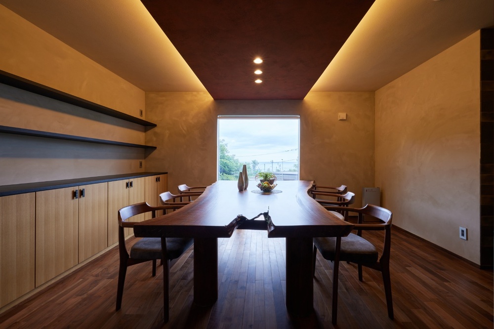 リノベーションモデルハウス＆ショールーム【ミックステラス】_大きくした窓から海の見えるダイニング。オリジナルの1枚板のダイニングテーブルとイス