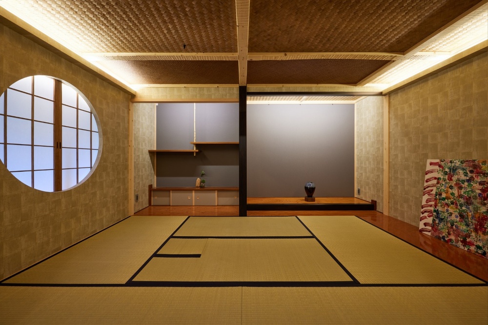 リノベーションモデルハウス＆ショールーム【ミックステラス】_和の美を追求した1階に設けた茶室には水屋も用意。天井は竹の網代編みで、窓は丸窓に