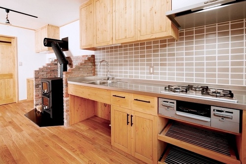 吊戸棚・サイドストッカー・抽斗・開戸収納など、実用性十分なキッチンスペース。ゆとりのある造りで家族での調理も楽しめる