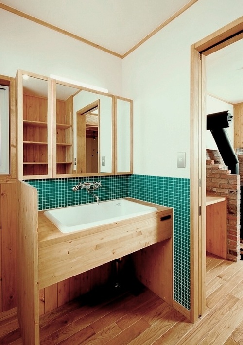 トドマツを使用した洗面台と三面鏡。モザイクタイルと陶器製ボウル、壁出水栓がレトロシックな仕上がり