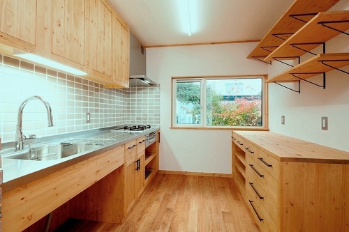 ひとつひとつがオーダー仕様。手作り感満載で、木の香りが漂うナチュラル＆オーガニック空間に生まれ変わる。