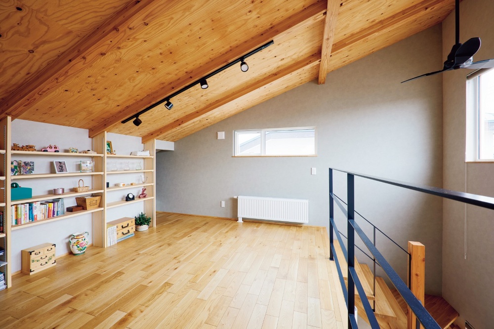札幌｜戸建てリフォーム事例｜㈱三五工務店｜新築・リノベーション・リフォーム施工会社・工務店_増築した2階は北海道産カラマツ材張りの天井に。ホールは壁一面に本棚を造作