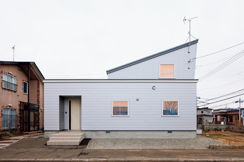 札幌｜戸建てリフォーム事例｜㈱三五工務店｜新築・リノベーション・リフォーム施工会社・工務店_平屋のボックス型だった住まいが、表情豊かな傾斜屋根の2階建てへ