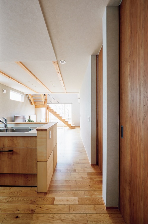 札幌｜戸建てリフォーム事例｜㈱三五工務店｜新築・リノベーション・リフォーム施工会社・工務店_キッチン横のドアはハイドアを採用