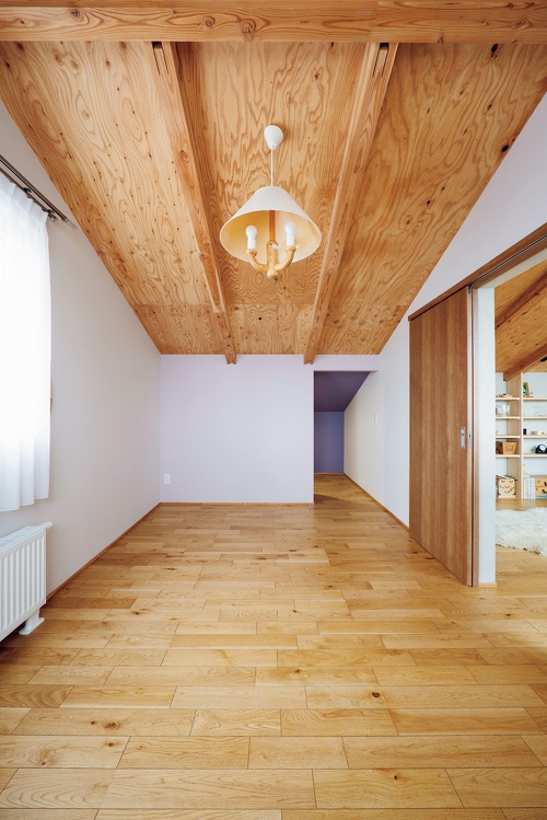 札幌｜戸建てリフォーム事例｜㈱三五工務店｜新築・リノベーション・リフォーム施工会社・工務店_2階の奥さまの部屋にはお気に入りの照明を設置