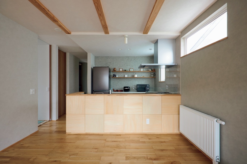 札幌｜戸建てリフォーム事例｜㈱三五工務店｜新築・リノベーション・リフォーム施工会社・工務店_カフェ風な市松デザインのキッチンの腰板。正面の壁は木毛セメントを使用