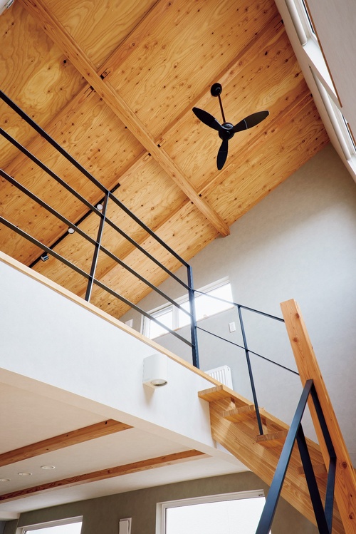 札幌｜戸建てリフォーム事例｜㈱三五工務店｜新築・リノベーション・リフォーム施工会社・工務店_夏は冷気を、冬は暖気を回してくれる天井のサーキュレーター