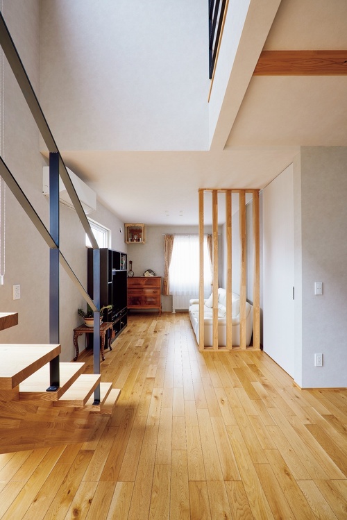 札幌｜戸建てリフォーム事例｜㈱三五工務店｜新築・リノベーション・リフォーム施工会社・工務店_以前の和室はルーバーで仕切った多目的な洋室に