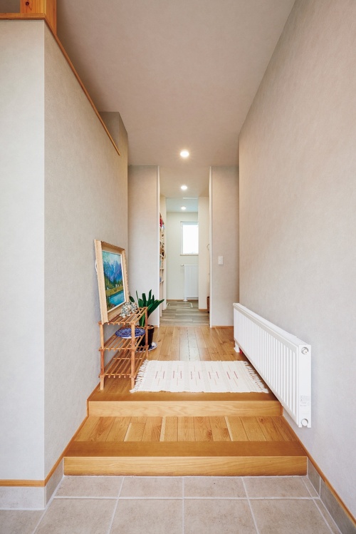 札幌｜戸建てリフォーム事例｜㈱三五工務店｜新築・リノベーション・リフォーム施工会社・工務店_玄関正面に水回りを集約。手前が手洗い、奥がドアで仕切れるランドリースペース