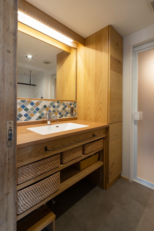 造作が美しい収納やカウンター。カウンターとボウルのつなぎ目はお掃除がしやすいように工夫しました