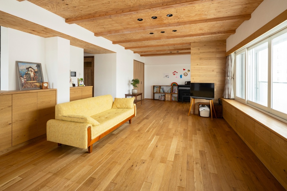 もとの和室も取り込んで大きくなったリビング。。窓辺の収納は既存のものを全体の雰囲気に合わせて塗装して再利用