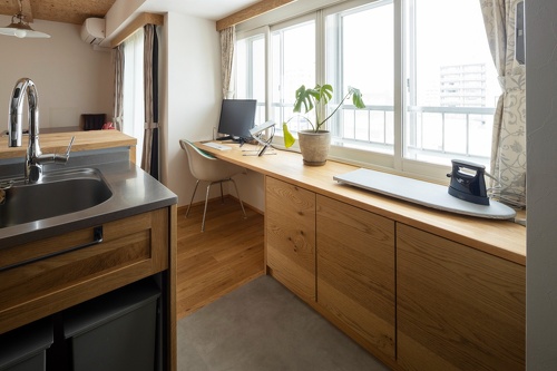 既存のカウンターに収納を造作