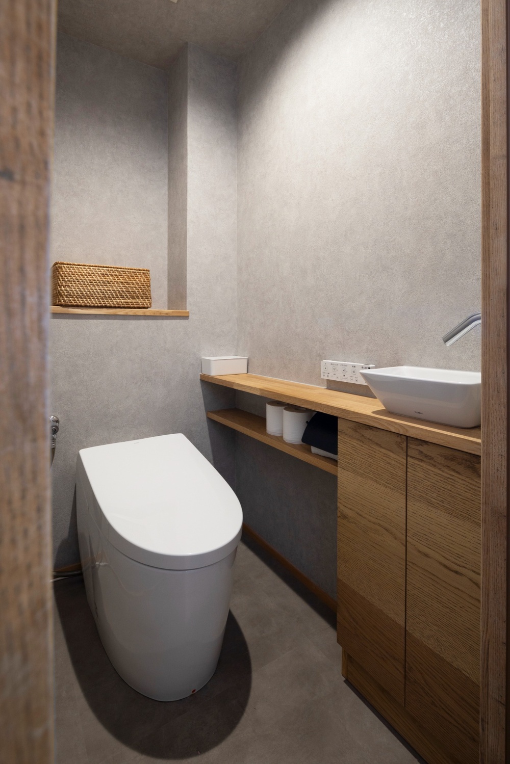 モルタル風の落ち着いた雰囲気のトイレ