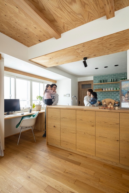 吊戸棚をとり払い開放的になったキッチン