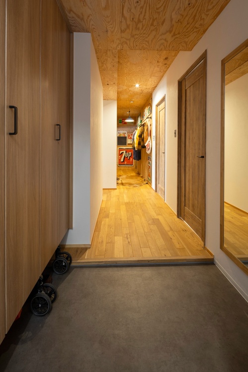 玄関の奥にはオープンなストックヤード