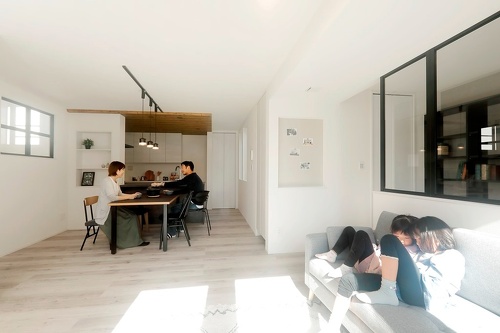 床暖房の導入により、どこで過ごしても足元からぽかぽかの１階。シンプルな空間に黒色を効かせたLDKのインテリアデザインに、住む人のセンスが光ります