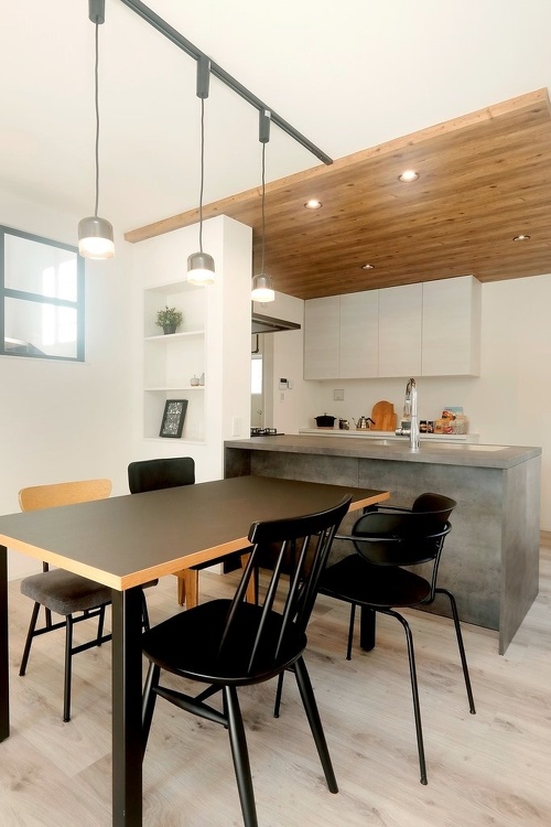 キッチンの下がり天井は奥さまの要望。ご夫妻で設備や内装の色調を吟味し、シンプルでありながらメリハリのある空間を完成させました。ダイニングのデコマドが開放的
