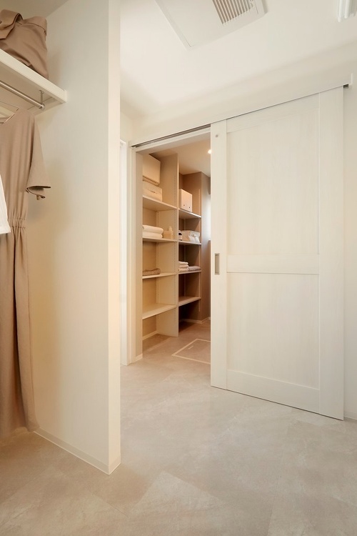 写真奥に見えるのは脱衣室。小さいスペースながらタオル類や着替えが入る棚があり、入浴時にはドアを閉めてドライルームと仕切れるなど、使いやすさに配慮されています