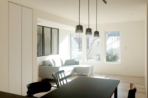 出窓を３連窓に変更して表情を一新。リビング奥には書斎スペースを確保。お子さんたちのスタディルームとしても活用する予定です