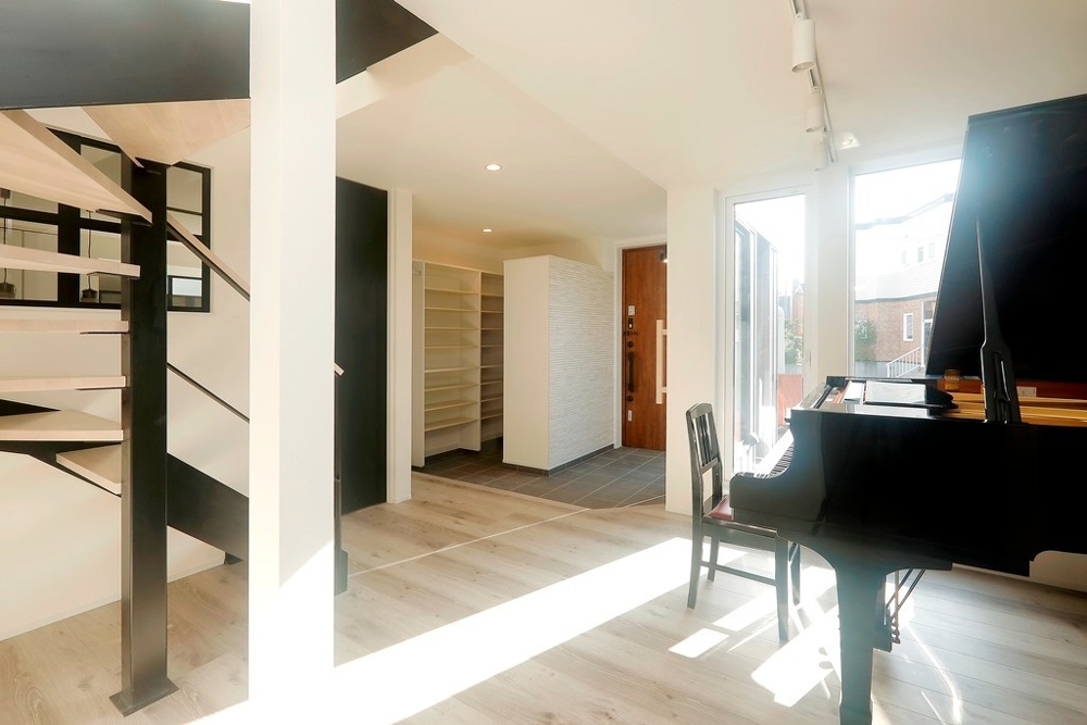 元８帖の和室も取り込んで、広がりのあるホールを実現。奥さま愛用のグランドピアノもゆったり設置することができました