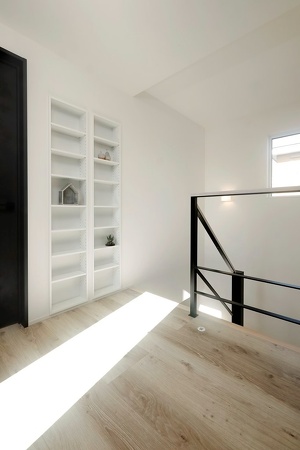 就寝前に読書が手軽に楽しめるように、２階ホールに本棚を設置。階段上部の窓から差し込む光がホールを明るく保ちます