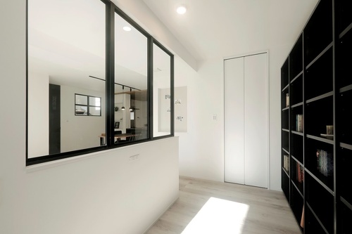 大量の本類は書斎スペースの壁面書棚に収納。リビングとの仕切りにデコマドを採用し、視覚的な広がりを持たせました