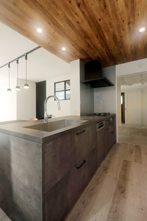 ご主人こだわりのキッチンは洗練されたデザインが人気の「グラフテクト」。東側に増やした窓から陽が入り、朝食の支度から気持ちが弾みそうです