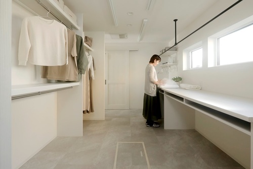 ふだん用の衣類収納を兼ねたドライルーム。カウンターはミシンを出して裁縫を楽しむ場所としても最適です。カウンター下は購入予定の衣装ケースが収まる寸法を指定