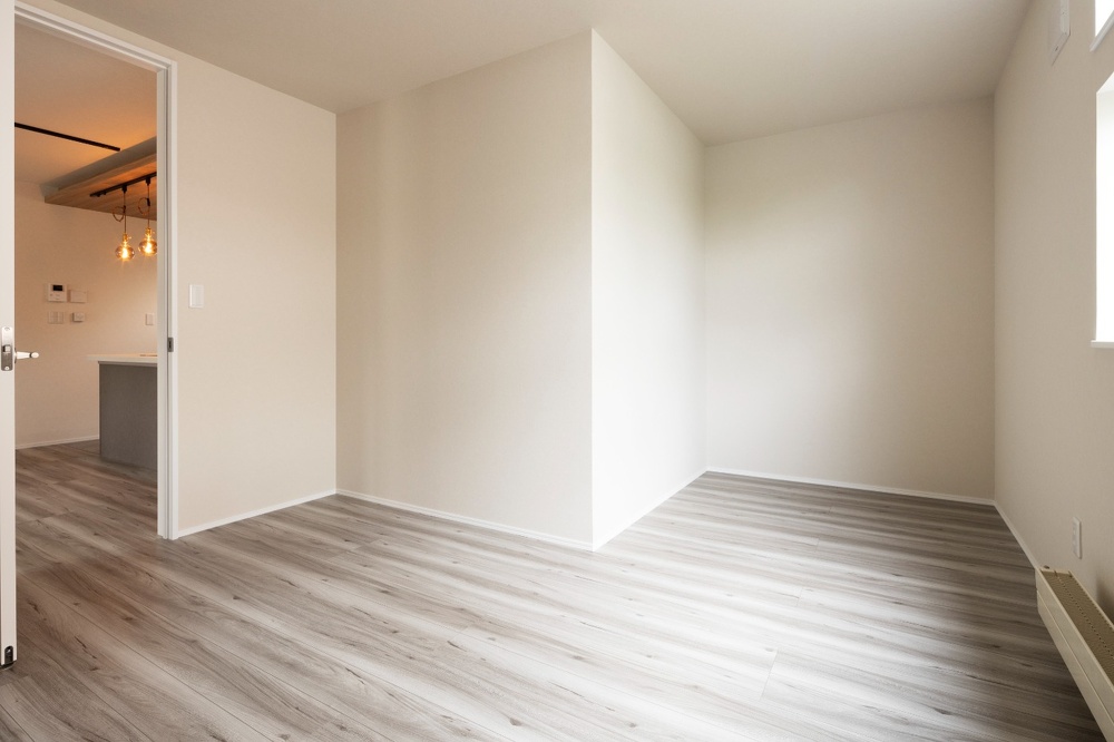 札幌｜戸建て｜リフォーム施工事例｜㈱アシスト企画｜新築・リノベーション・リフォーム施工会社_完全2世帯住宅を夫婦ふたりの家に_和室から将来寝室として使う予定の洋室へ。パントリー分でっぱりができましたが、寝室として利用するので大丈夫です