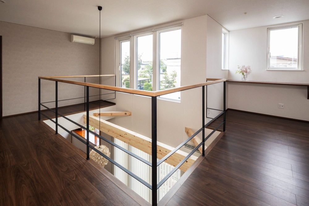 札幌｜戸建て｜リフォーム施工事例｜㈱アシスト企画｜新築・リノベーション・リフォーム施工会社_完全2世帯住宅を夫婦ふたりの家に_広々とした2階の吹き抜けとホール