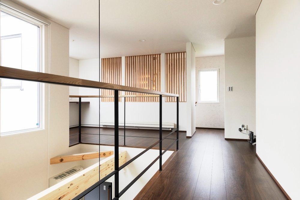札幌｜戸建て｜リフォーム施工事例｜㈱アシスト企画｜新築・リノベーション・リフォーム施工会社_完全2世帯住宅を夫婦ふたりの家に_2階の階段室とホールは木製ルーバーで光を取り入れながら圧迫感も少ない感じに