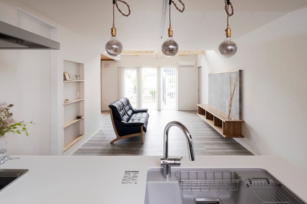 札幌｜戸建て｜リフォーム施工事例｜㈱アシスト企画｜新築・リノベーション・リフォーム施工会社_完全2世帯住宅を夫婦ふたりの家に_吹き抜けもでき広々とした空間のリビングと造作のテレビ台