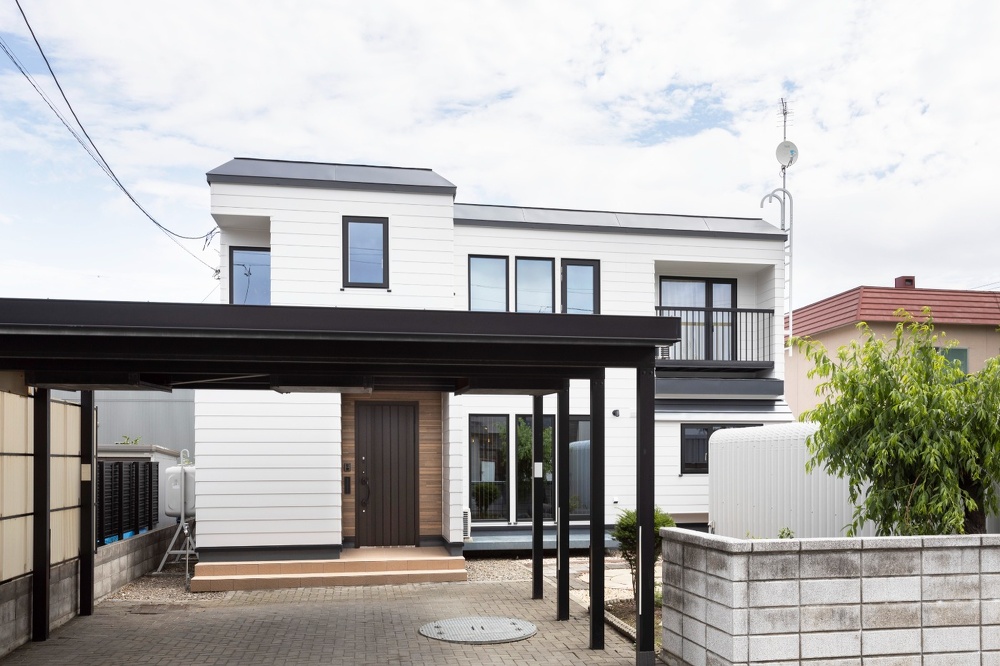 札幌｜戸建て｜リフォーム施工事例｜㈱アシスト企画｜新築・リノベーション・リフォーム施工会社_完全2世帯住宅を夫婦ふたりの家に_白のガルバリウム鋼板でリフォームした外壁