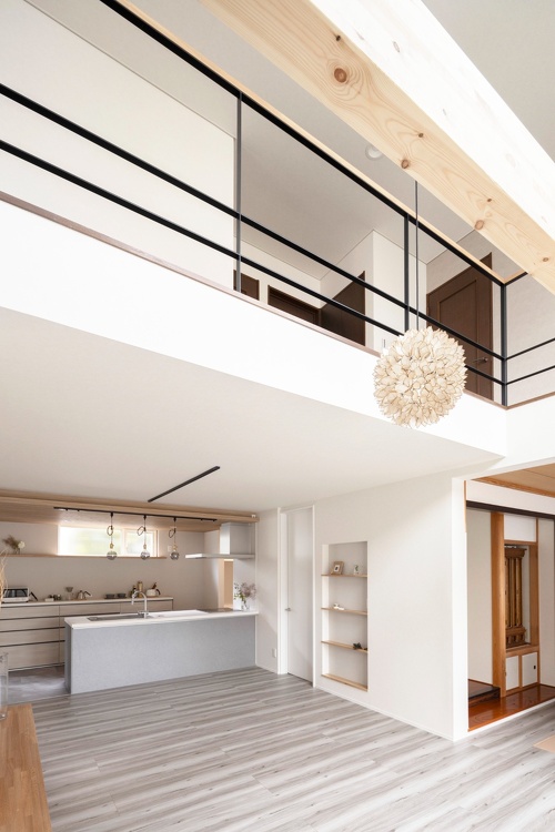 札幌｜戸建て｜リフォーム施工事例｜㈱アシスト企画｜新築・リノベーション・リフォーム施工会社_完全2世帯住宅を夫婦ふたりの家に_ブラックの手すりがおしゃれな吹き抜け。照明はスマホで色味調整ができるタイプ