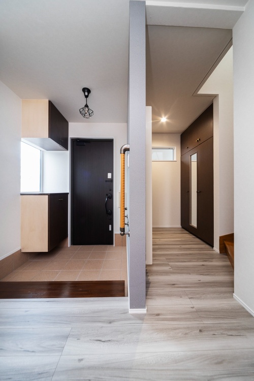札幌｜戸建て｜リフォーム施工事例｜㈱アシスト企画｜新築・リノベーション・リフォーム施工会社_完全2世帯住宅を夫婦ふたりの家に_完全分離だった玄関は、広く使い勝手のよいスペースに。玄関ドアは断熱性の高いものに変更