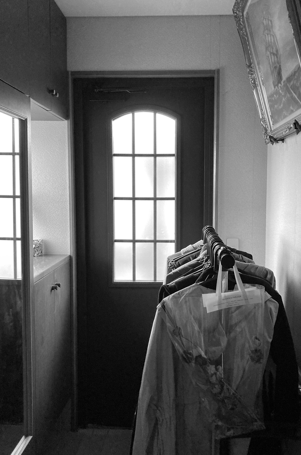 札幌｜戸建て｜リフォーム施工事例｜㈱アシスト企画｜新築・リノベーション・リフォーム施工会社_完全2世帯住宅を夫婦ふたりの家に_1階玄関Before写真