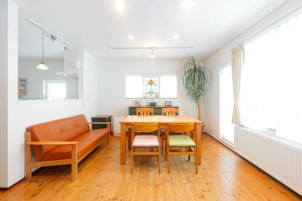 築14年の家を購入後、玄関やトイレの寒さは我慢の限界でリフォームを決意。プランドゥリフォームを見て、会社を決定。ステンドグラスをダイニングに。キッチンは壁を取り払って開放的に。 グリーンのペンダントライト。内部結露が起こらない仕組み。施工はアシスト企画KURARA