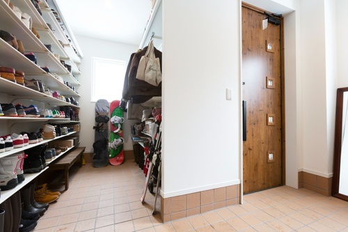 玄関、オープンなシューズクローク
