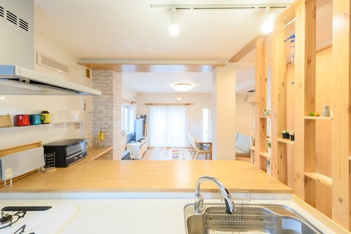 リビングが望めるキッチンに「家族の方を向いて料理できるのがうれしい」と奥さま