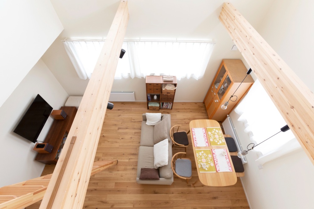 明るく開放的なリビング。木目が楽しめる梁の存在感もWさんご夫妻のお気に入りです