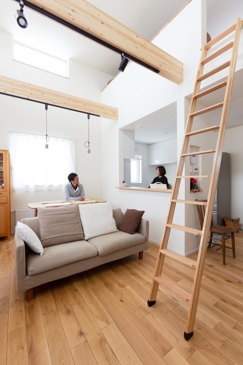 キッチン上部にロフト収納を設置。はしごは可動式ですが、圧迫感がないので通常はほぼ架けたままとのこと
