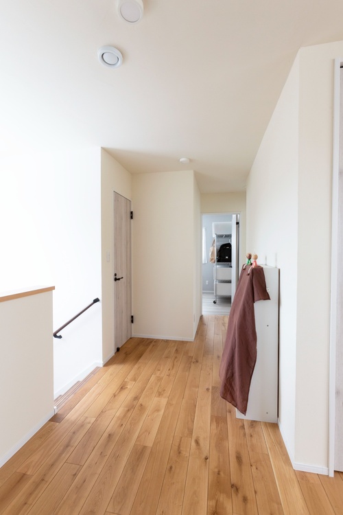 2階ホールは子世帯の動線の基点。家族がどこにいるかが感じられるオープンな空間です