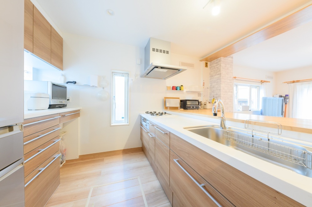 キッチン内は広めに設計。壁がマグネットなので、棚などが自由にセットできます