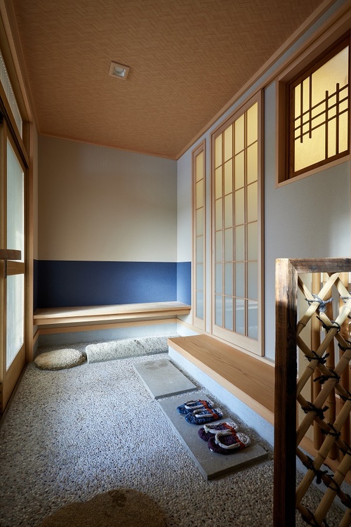 露地にはお客様用の腰掛待合も。すべて造作仕上です