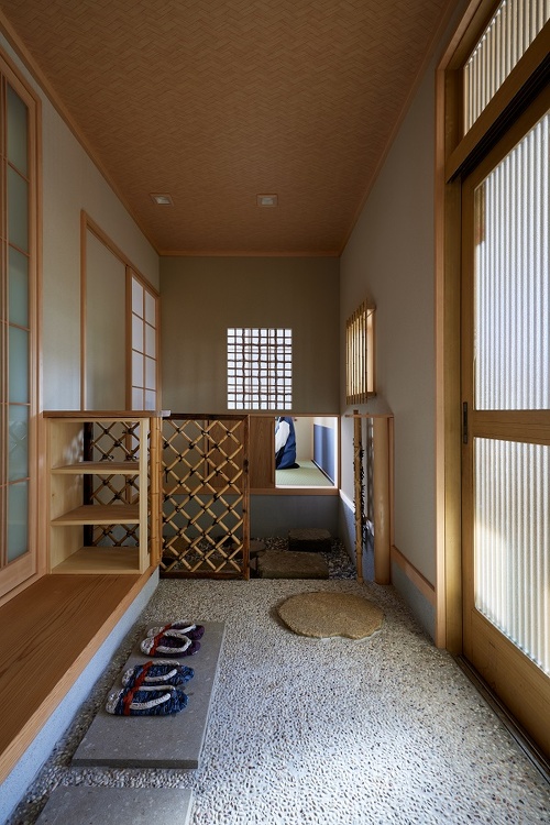 玄関と和室をリフォームで本格的な茶室に。美しい茶庭ににじり口