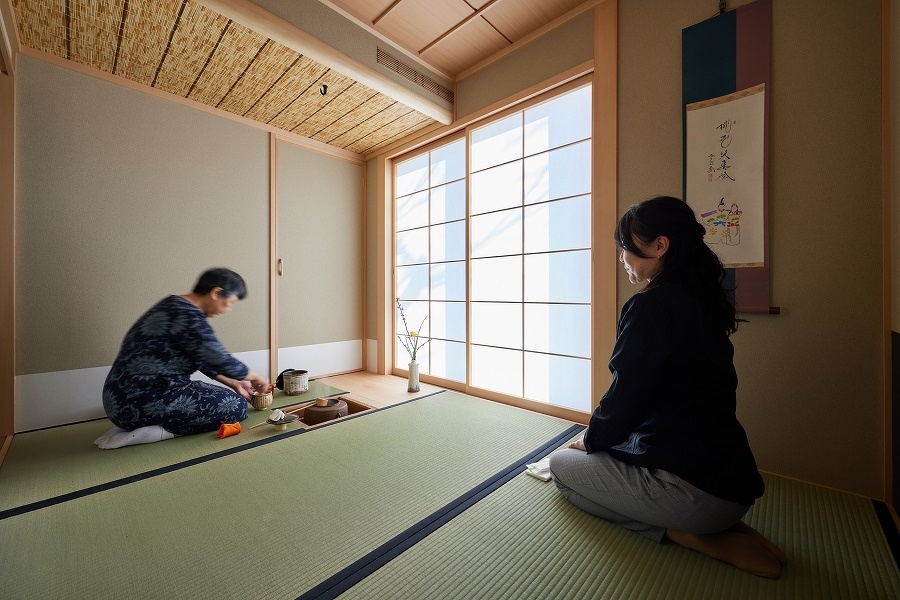 八代産の畳表、葦(よし)のすだれを貼った天井や障子など美しい和の空間に